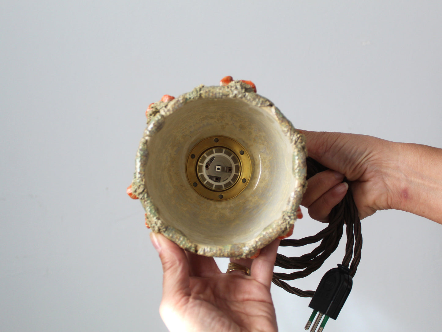 Lampada in gres artigianale con decorazione di funghi.