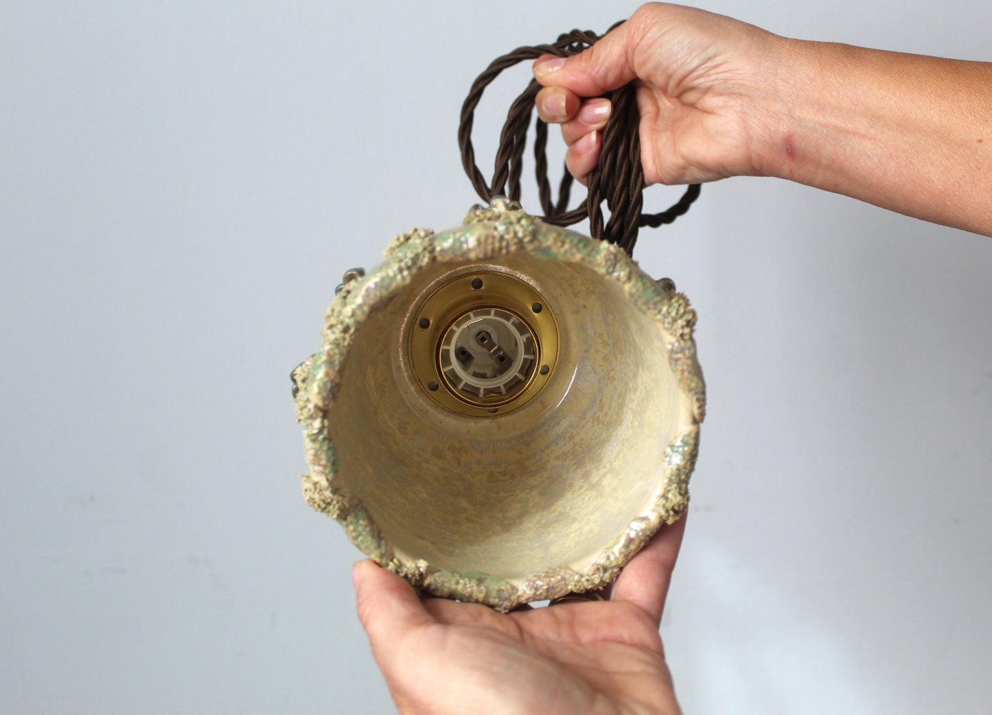 Lampada in gres artigianale con decorazione di funghi.