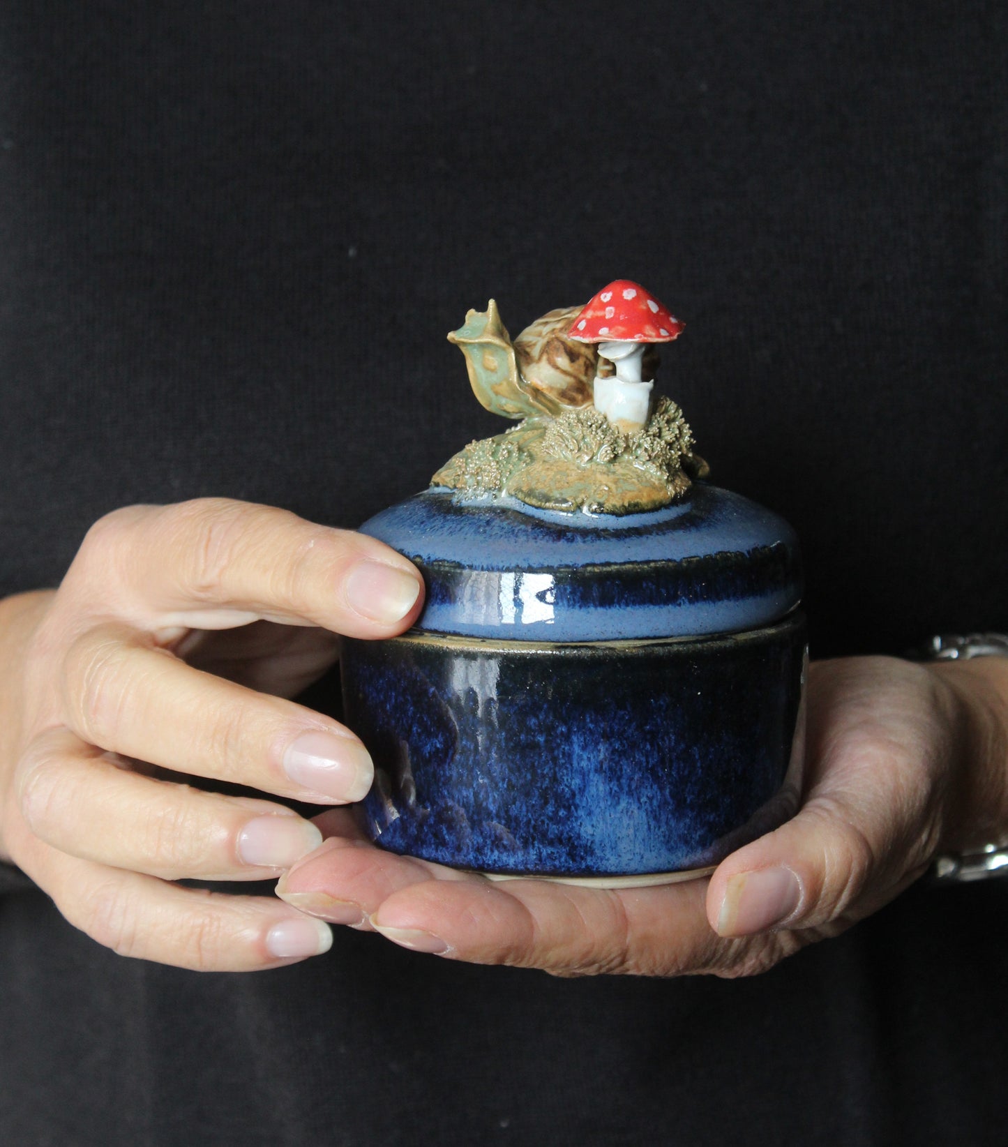 scatola portagioie in gres blu con lumaca e amanite muscaria