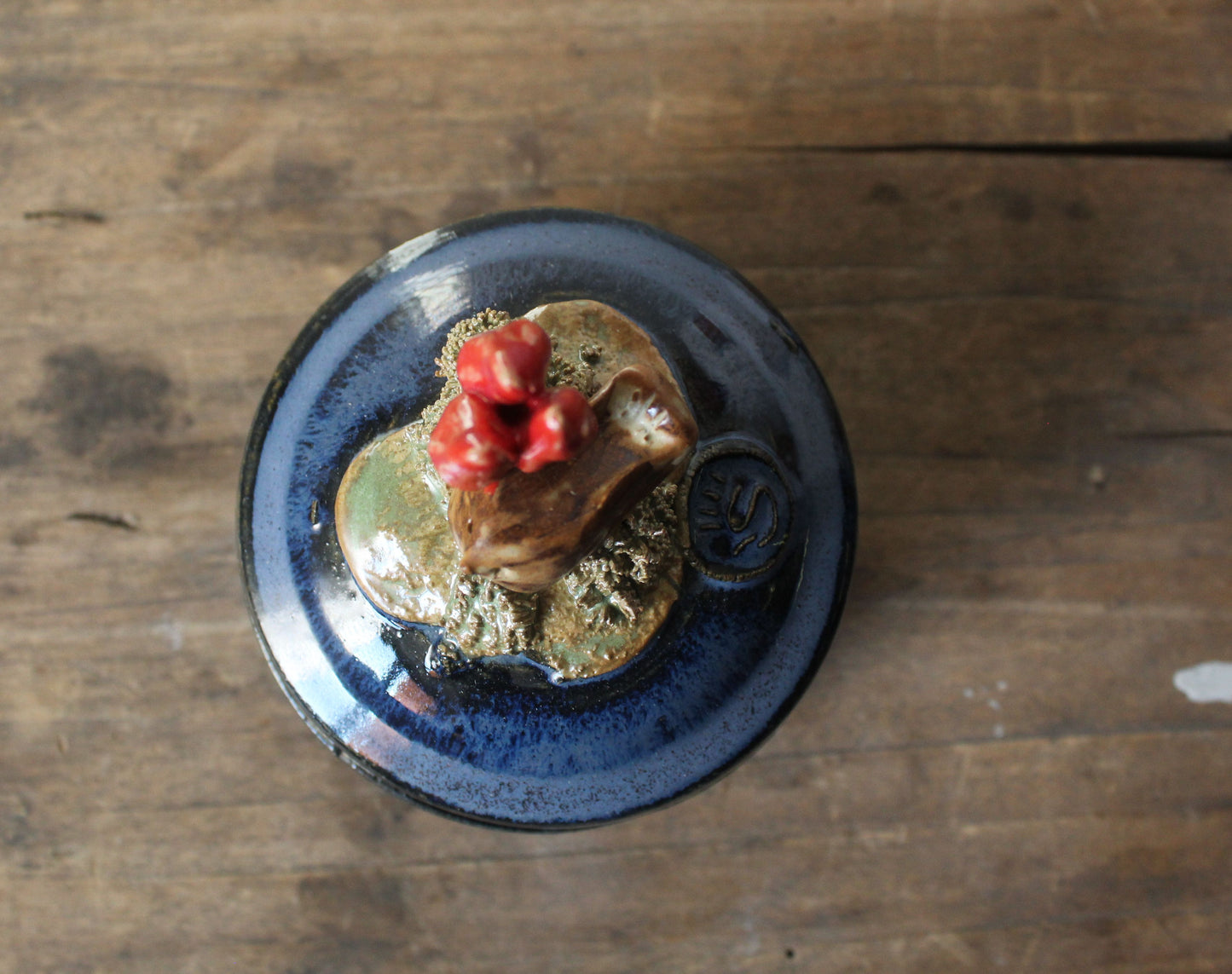 Scatola portagioie blu in gres con uccellino e funghetti rossi