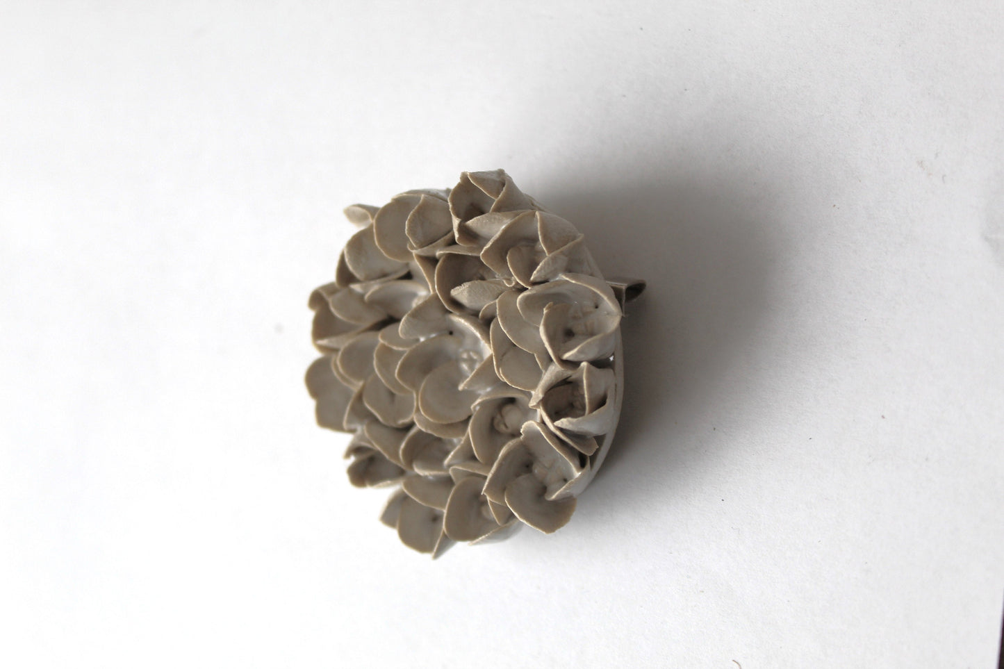 Spilla con fiore di ortensia in gres chiaro fatto a mano, diametro 5.5cm
