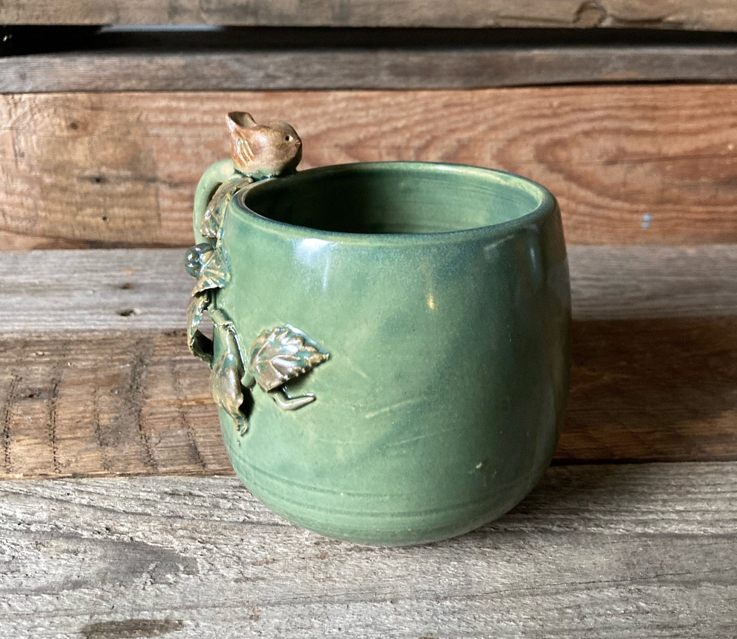 Tazza in gres verde con uccellino e rami di more, fatta a mano al tornio
