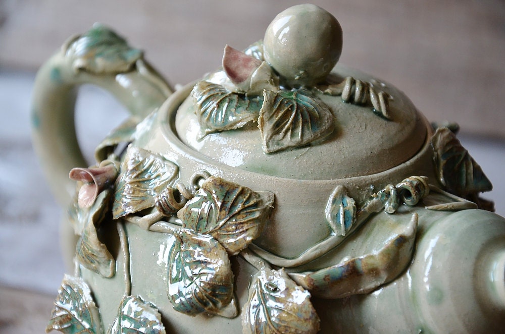 Teiera in gres azzurro con fiori, foglie e baccelli di pisello, fatta a mano al tornio