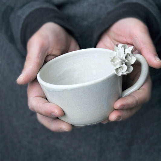 Tazza "Ortensia" in gres color avorio granito.