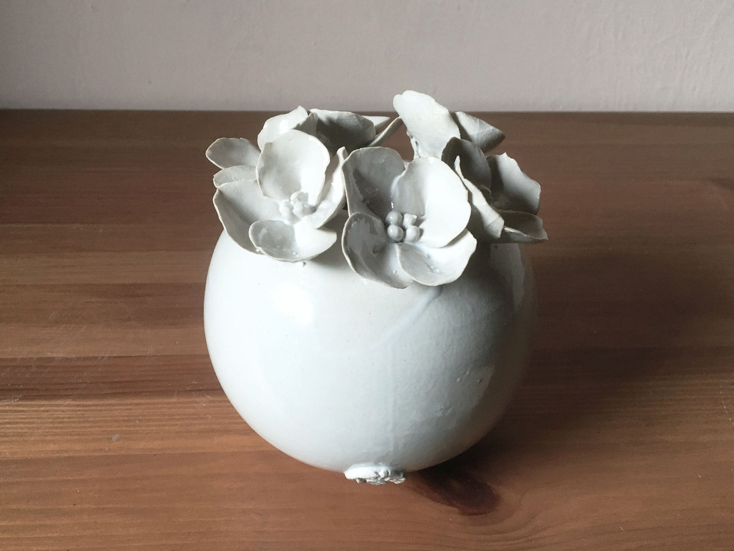 Romantico vaso sferico bianco in gres con fiori a 4 petali -  gres -