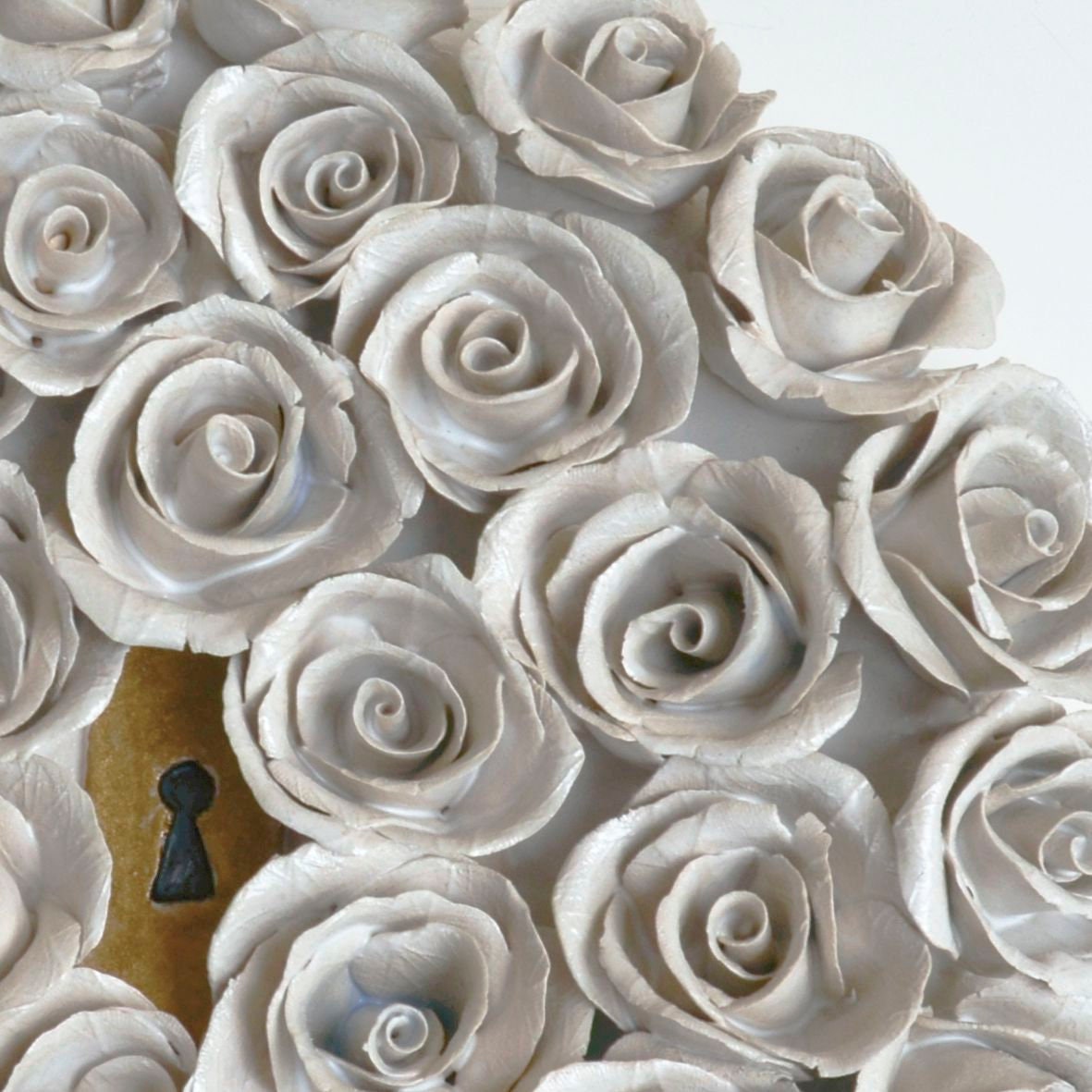 Giardini segreti n 1 - Placca da appendere in gres con rose bianche