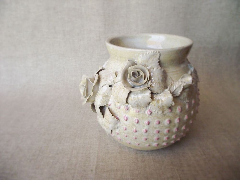 Piccolo vaso bianco con rose e  puntini rosa - gres -