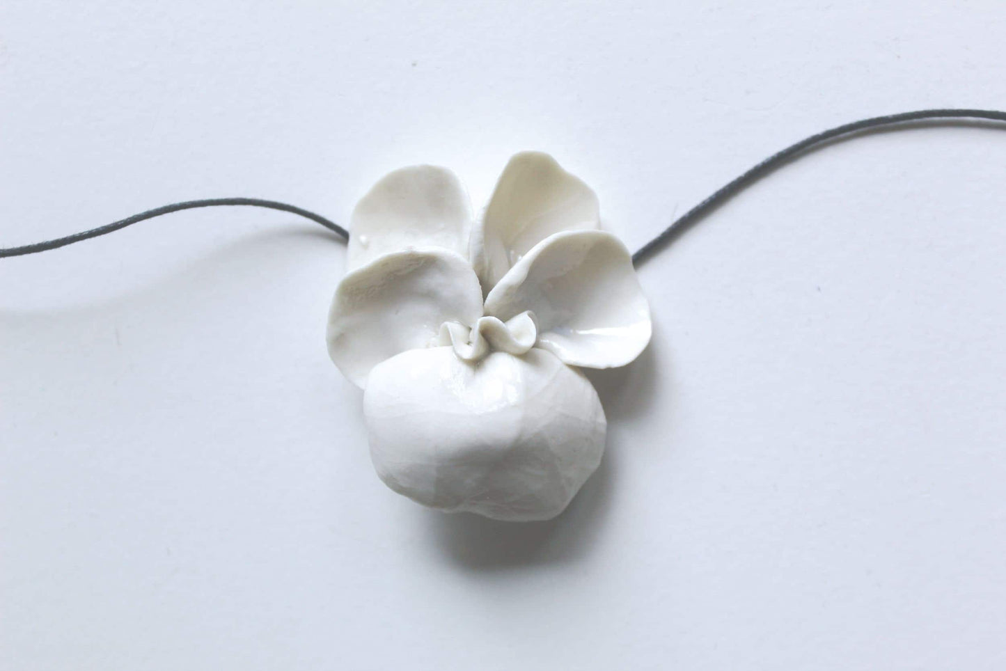 Collana "Viola del pensiero" in porcellana di Limoges
