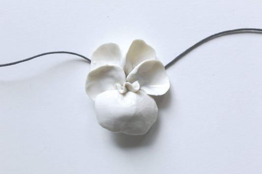 Collana "Viola del pensiero" in porcellana di Limoges