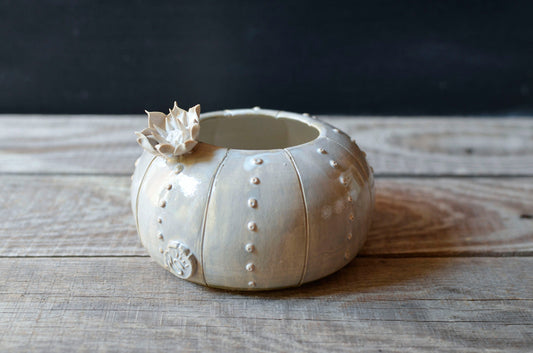 Romantico vaso a forma di cactus in gres con un fiore- gres -