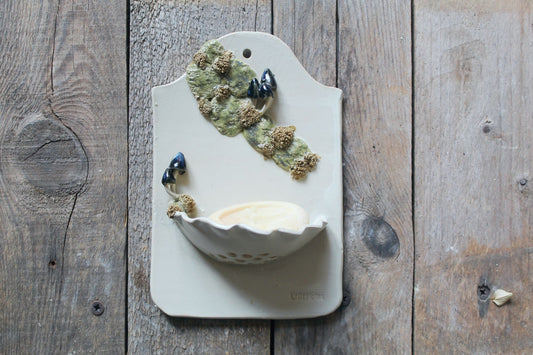 Porta sapone da appendere in gres crema con funghetti blu e muschio - gres