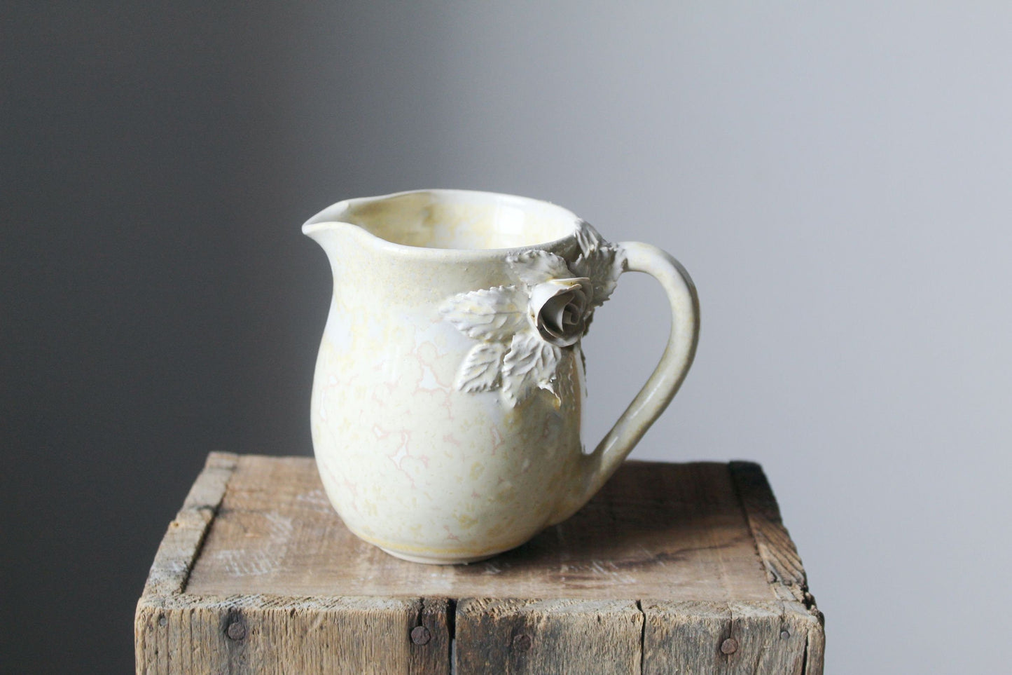 Brocca per il latte / lattiera "Alice nel paese delle meraviglie" color crema con rose  - IN PRODUZIONE- gres