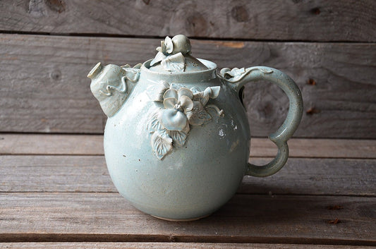 Teiera "Viola del pensiero" - SU ORDINAZIONE -   in gres  smaltato di azzurro granito con fiori e foglie