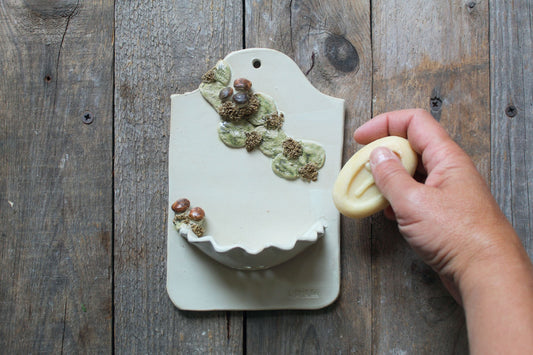 Porta sapone da appendere in gres crema con porcini e muschio - gres