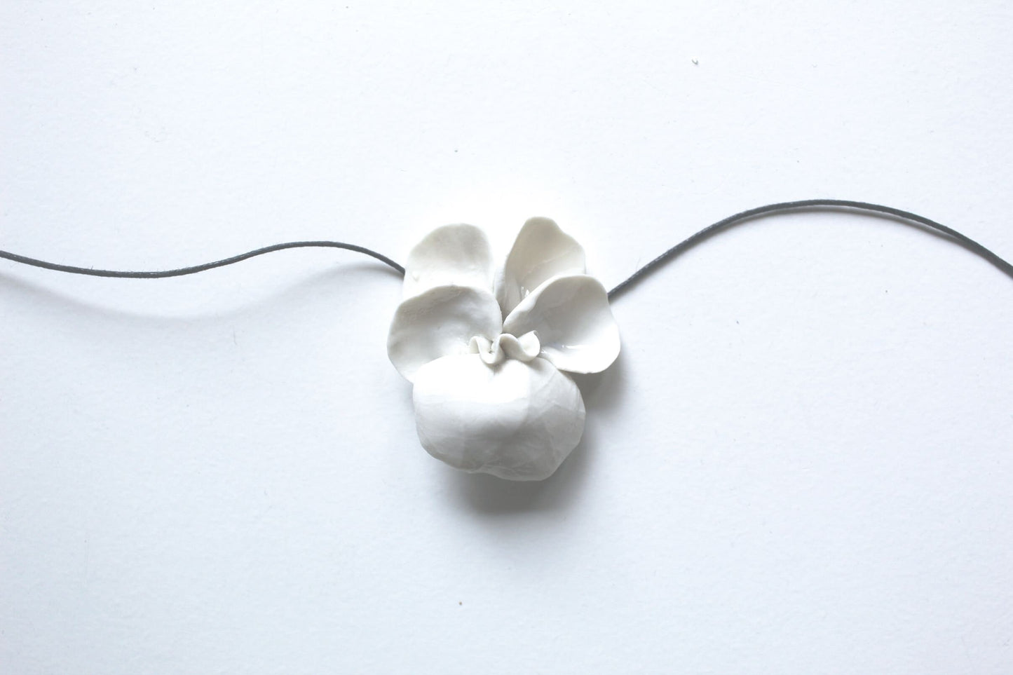 Collana "Viola del pensiero" in porcellana di Limoges