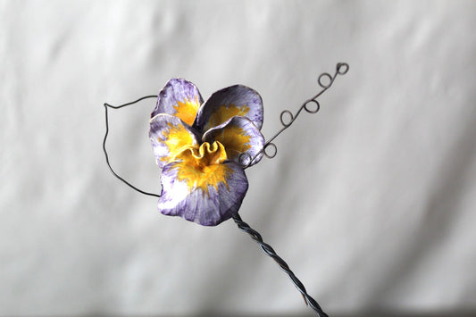 Viola del pensiero in gres di colore azzurro