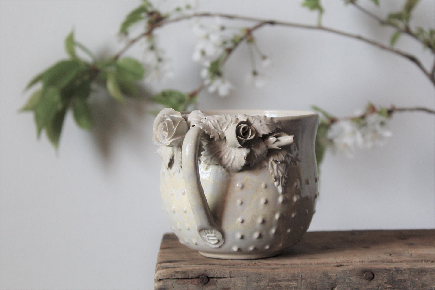 Tazza in gres avorio con rose e puntini rosa a rilievo  -    gres