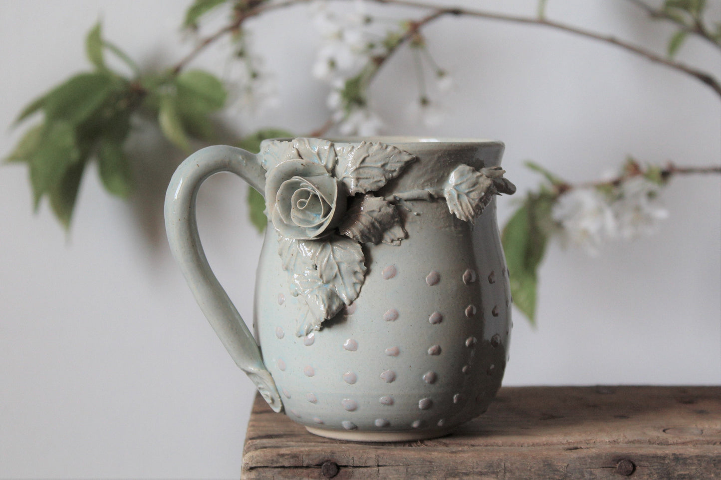 Tazza Alice in gres azzurra con rose e puntini rosa a rilievo - design 2