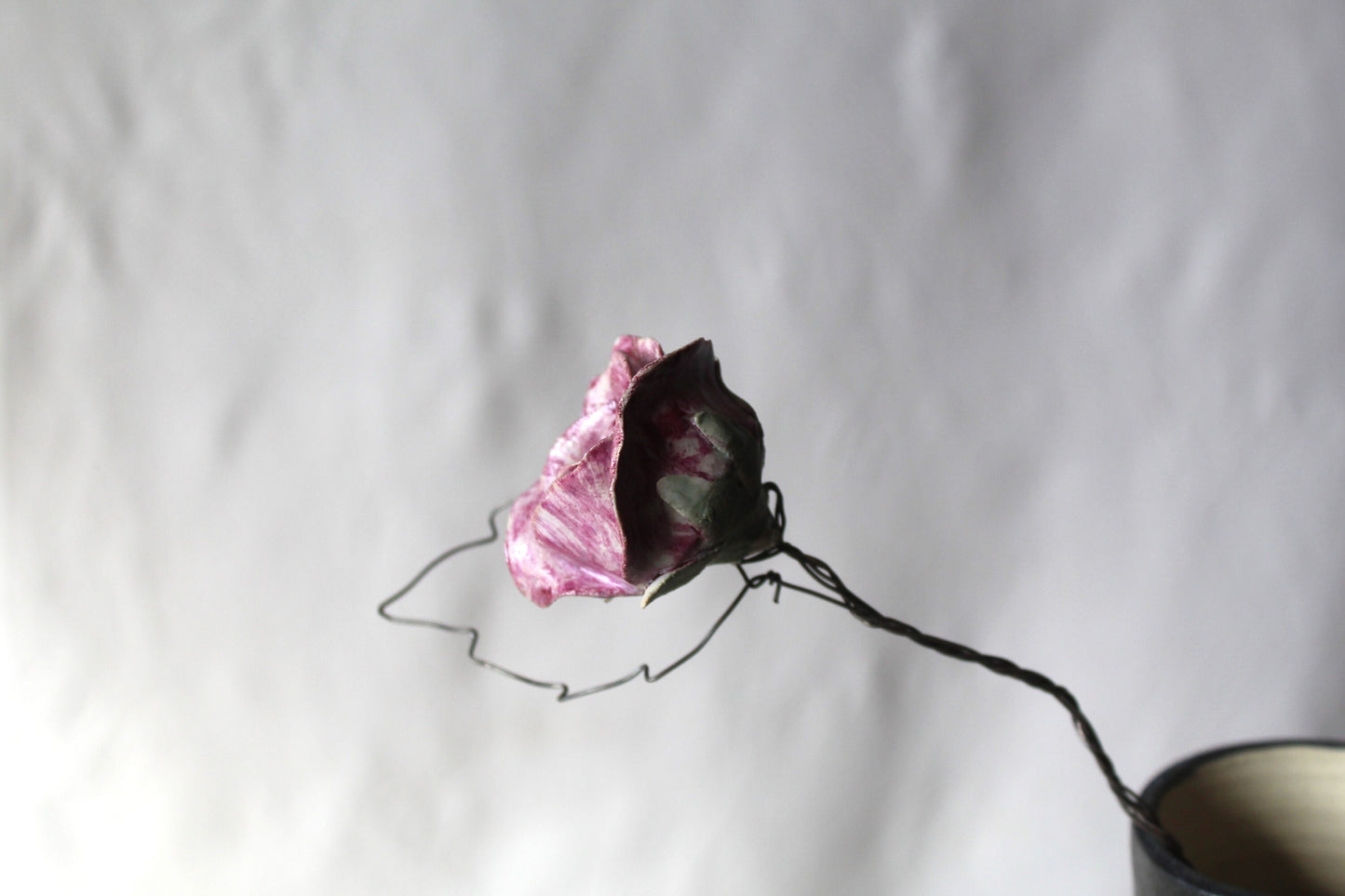 Rosa in gres con stelo in ferro