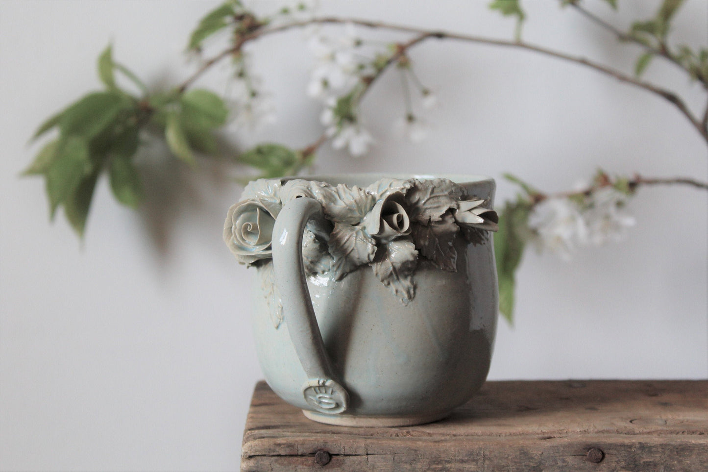 Alice Tazza in gres azzurra con rose   -  design 1