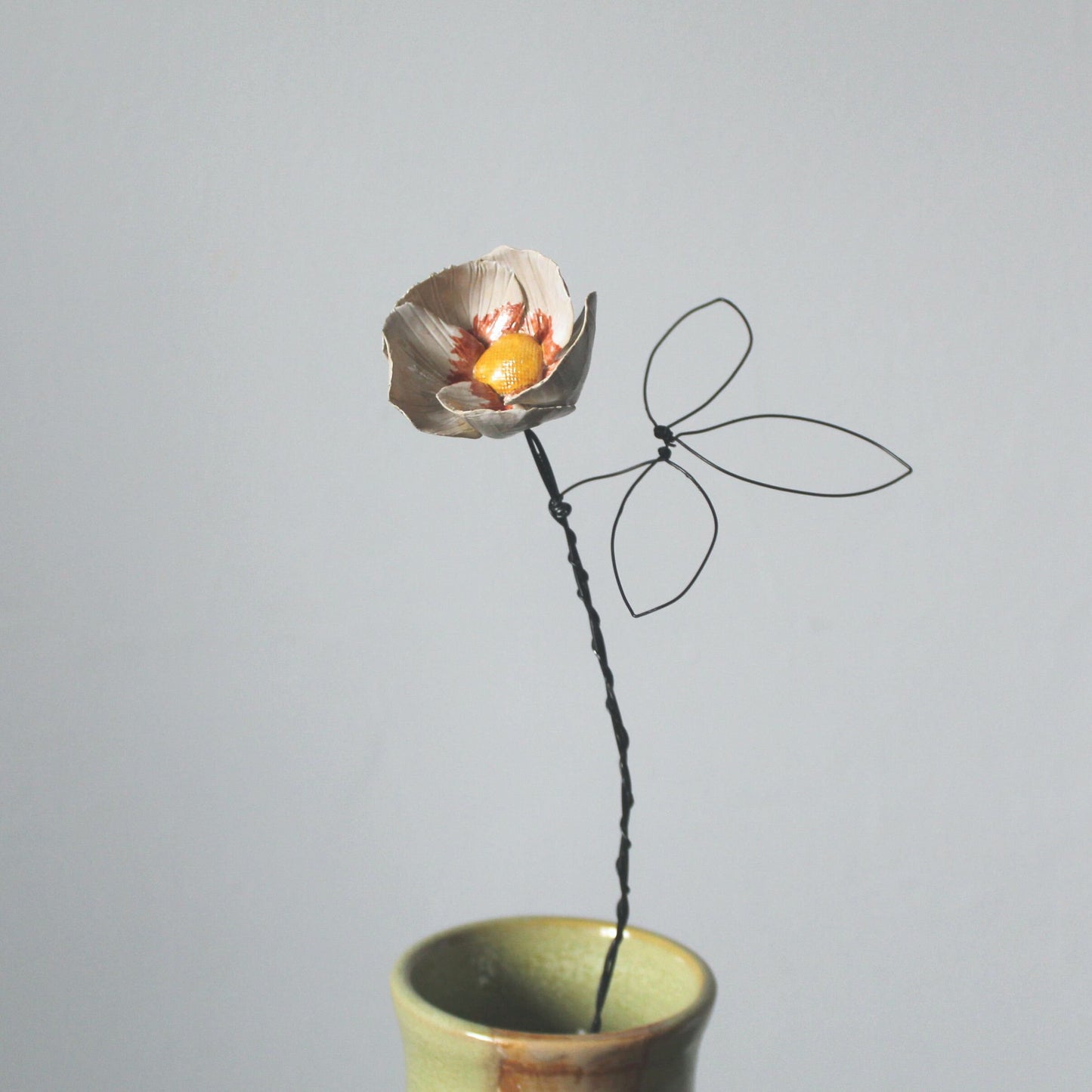 Fiore bianco e rosso semplice   in ceramica con stelo e foglia in fil di ferro