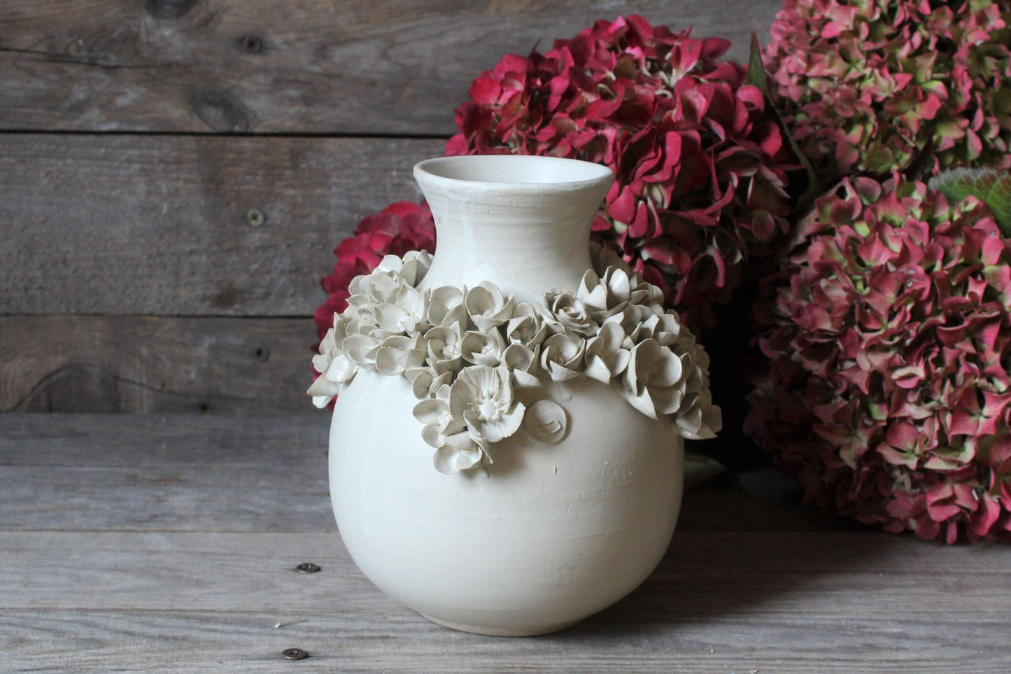 Romantico vaso in gres con ghirlanda di fiori misti. - IN PRODUZIONE
