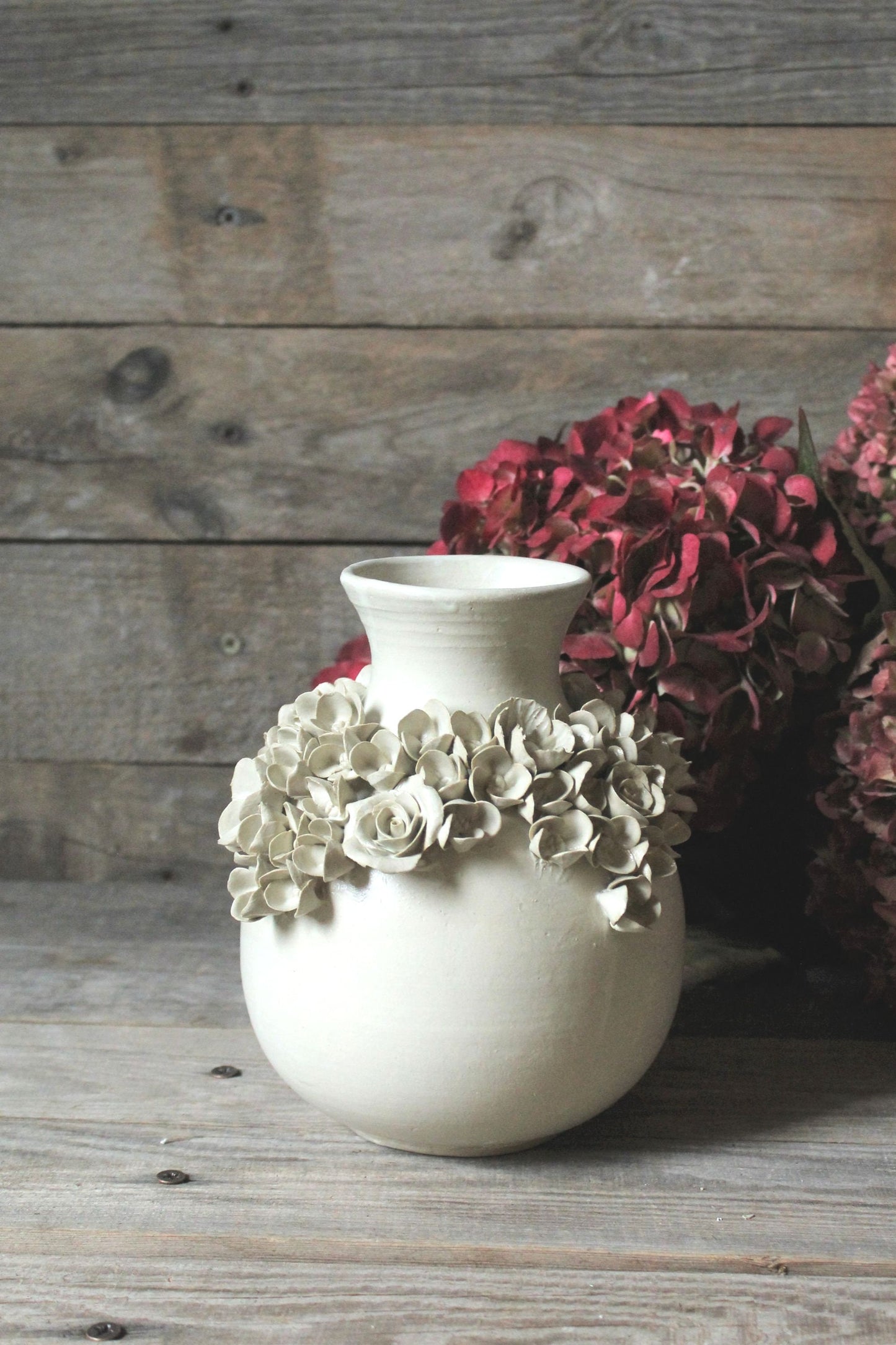 Romantico vaso in gres con ghirlanda di fiori misti. - IN PRODUZIONE