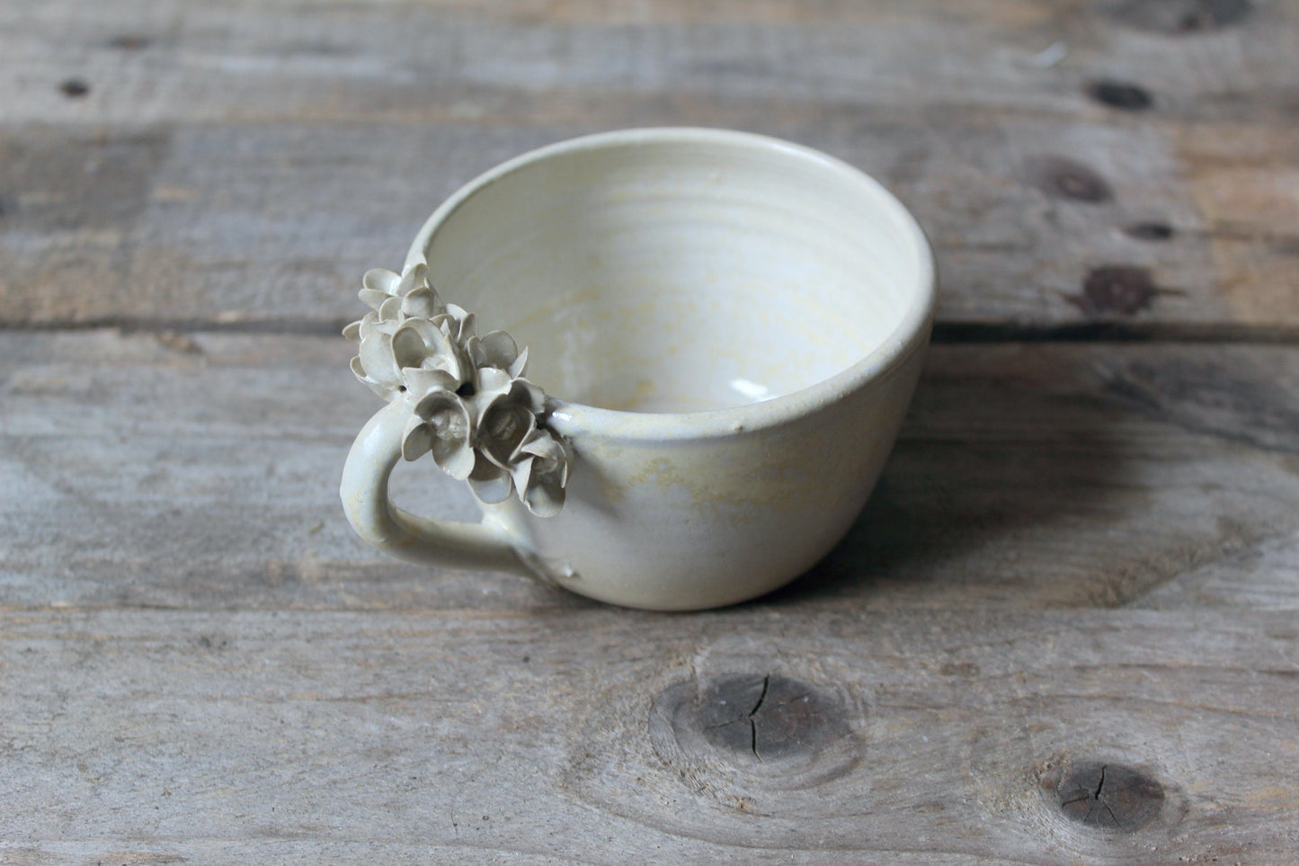 Tazza "Ortensia" in gres color avorio granito.