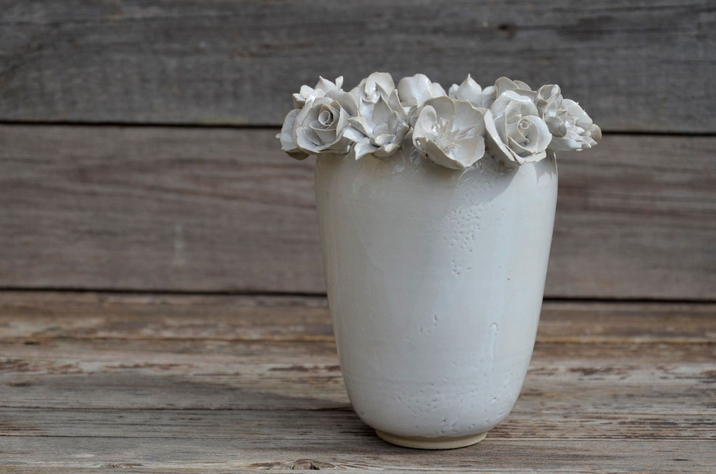 Romantico vaso in gres con fiori misti bianchi - gres -