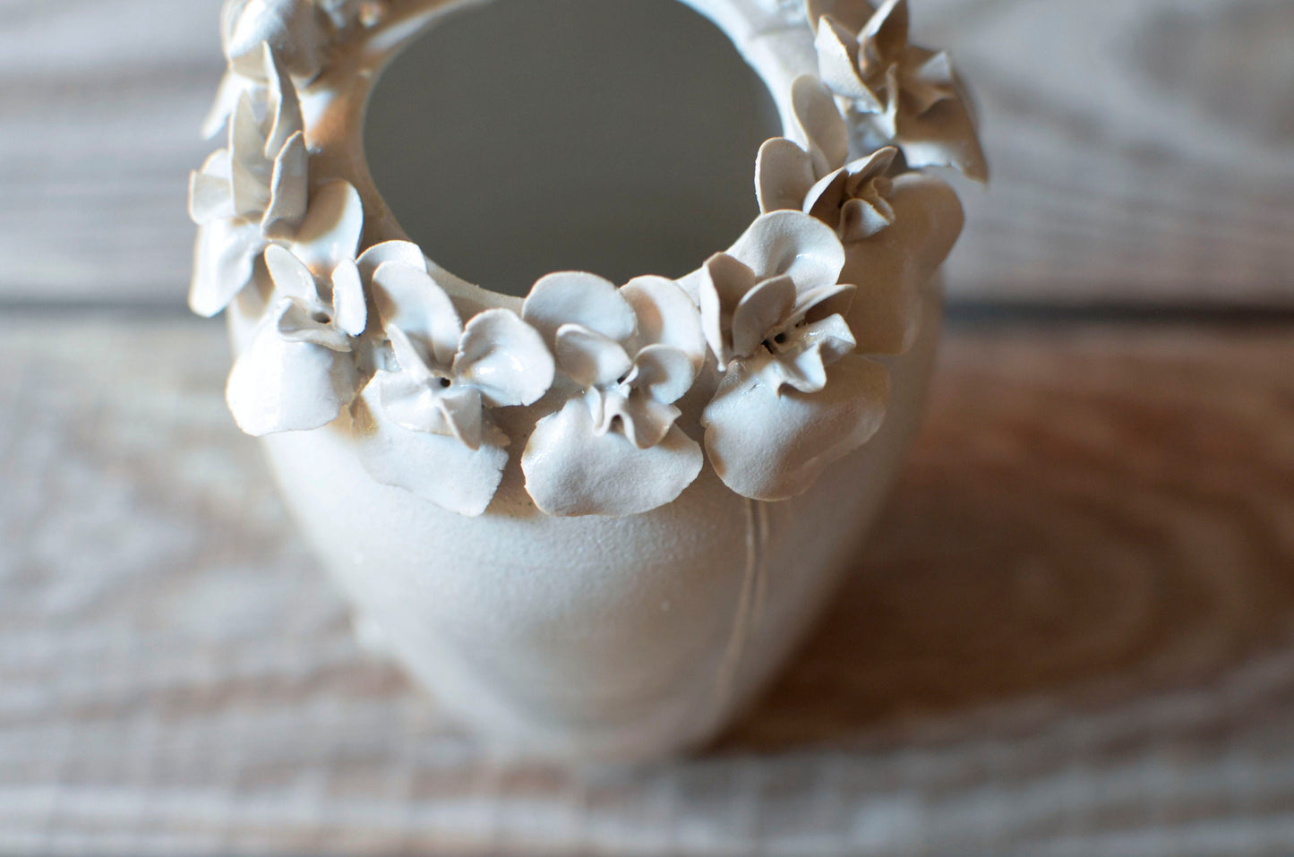 Romantico vaso in gres con viole del pensiero bianche  - gres -