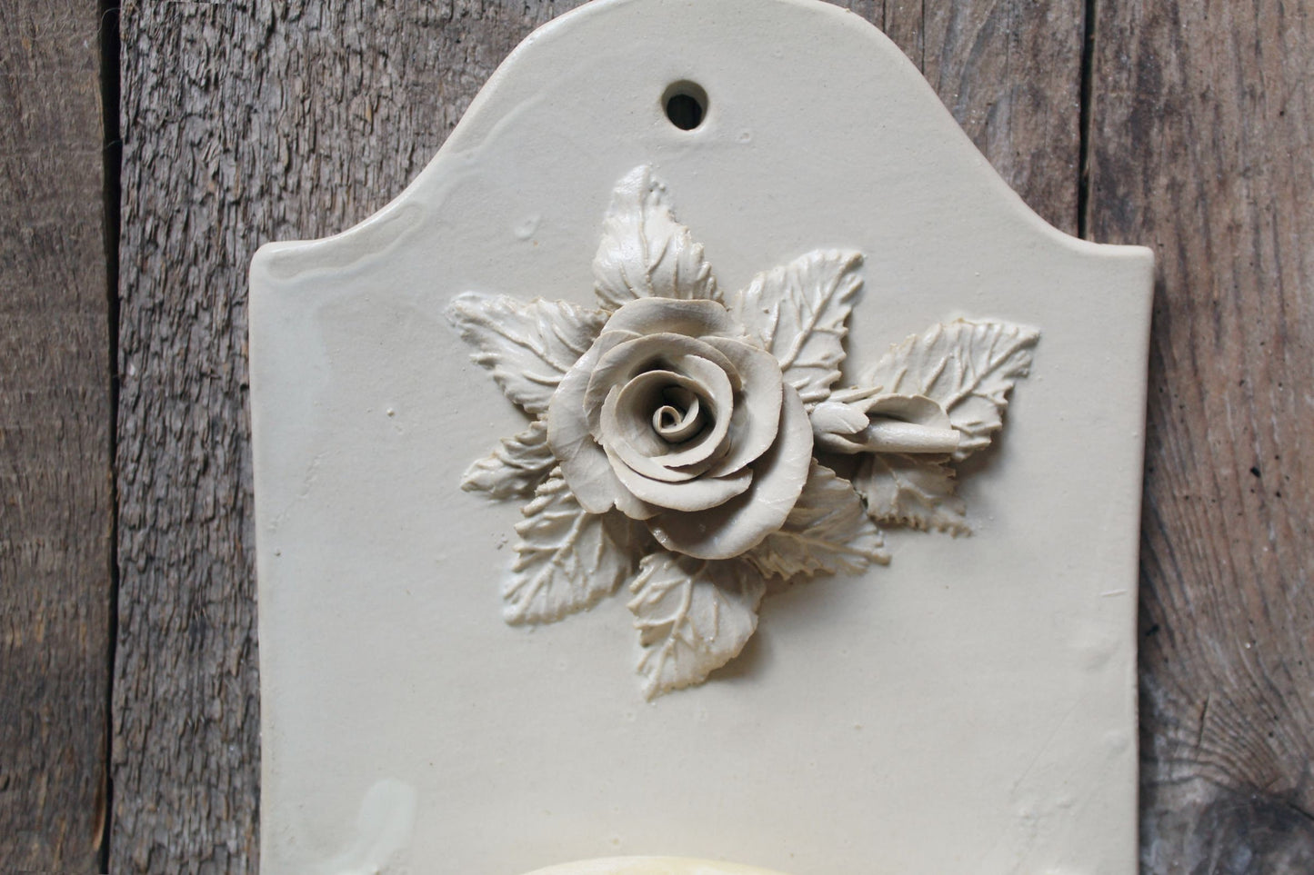 Porta sapone verticale in gres  con rosa  - SU ORDINAZIONE - color sabbia