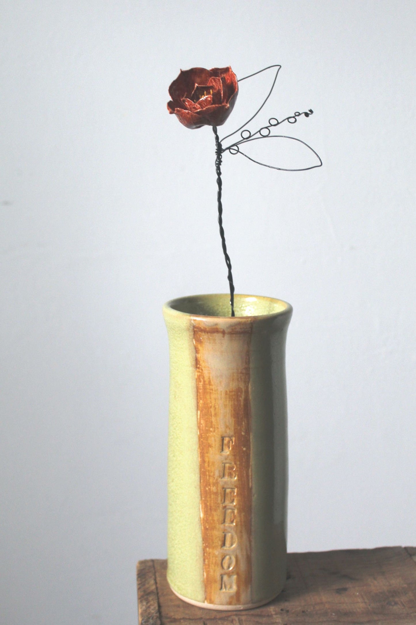 Fiore rosso in ceramica con stelo e foglia in fil di ferro