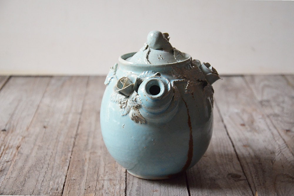 Teiera "Alice nel Paese delle Meraviglie" - IN PRODUZIONE -   in gres  smaltato di azzurro granito con tralci di rose