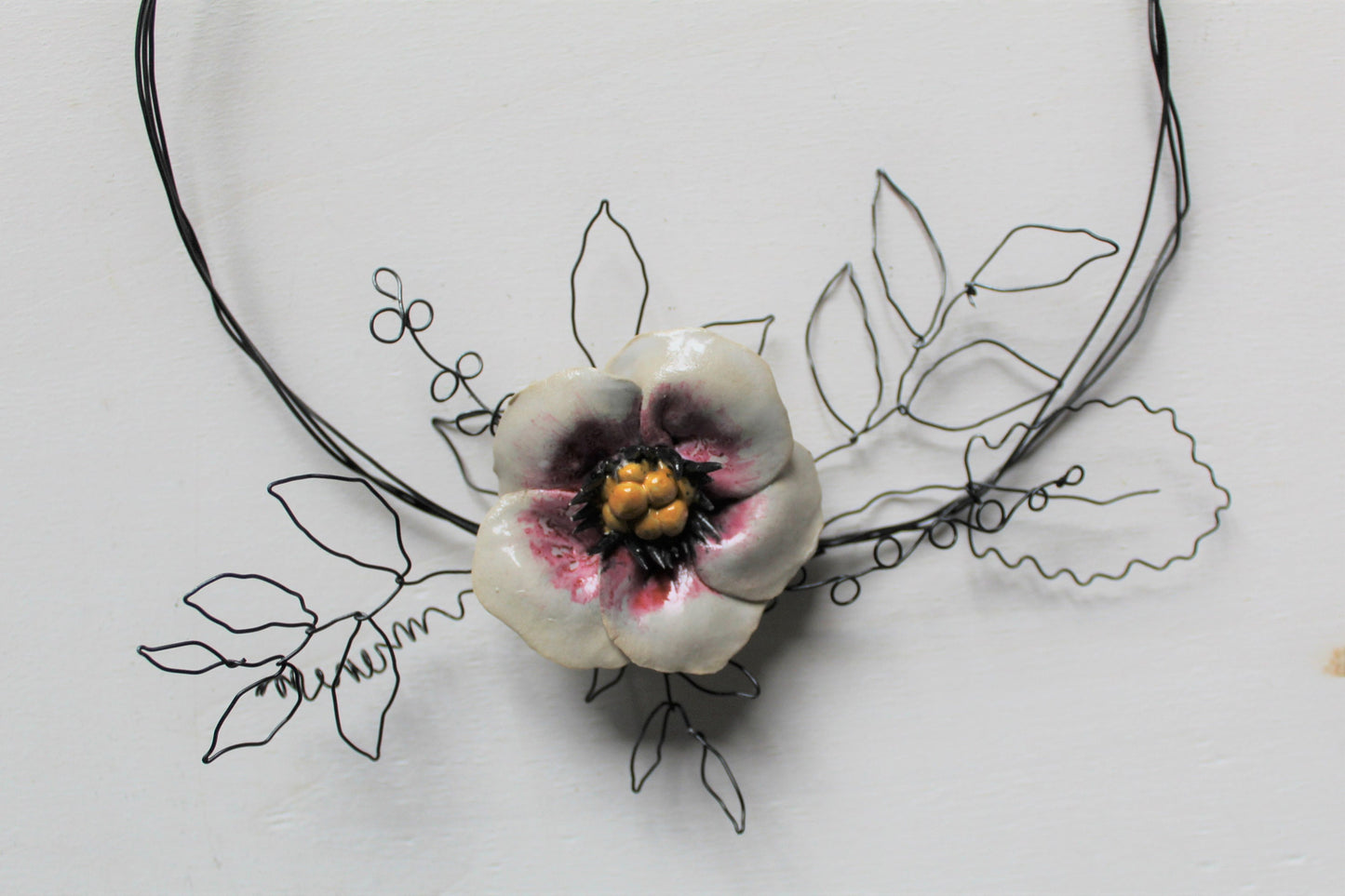 Ghirlanda in filo di ferro con fiore rosa e bianco di ceramica - gres