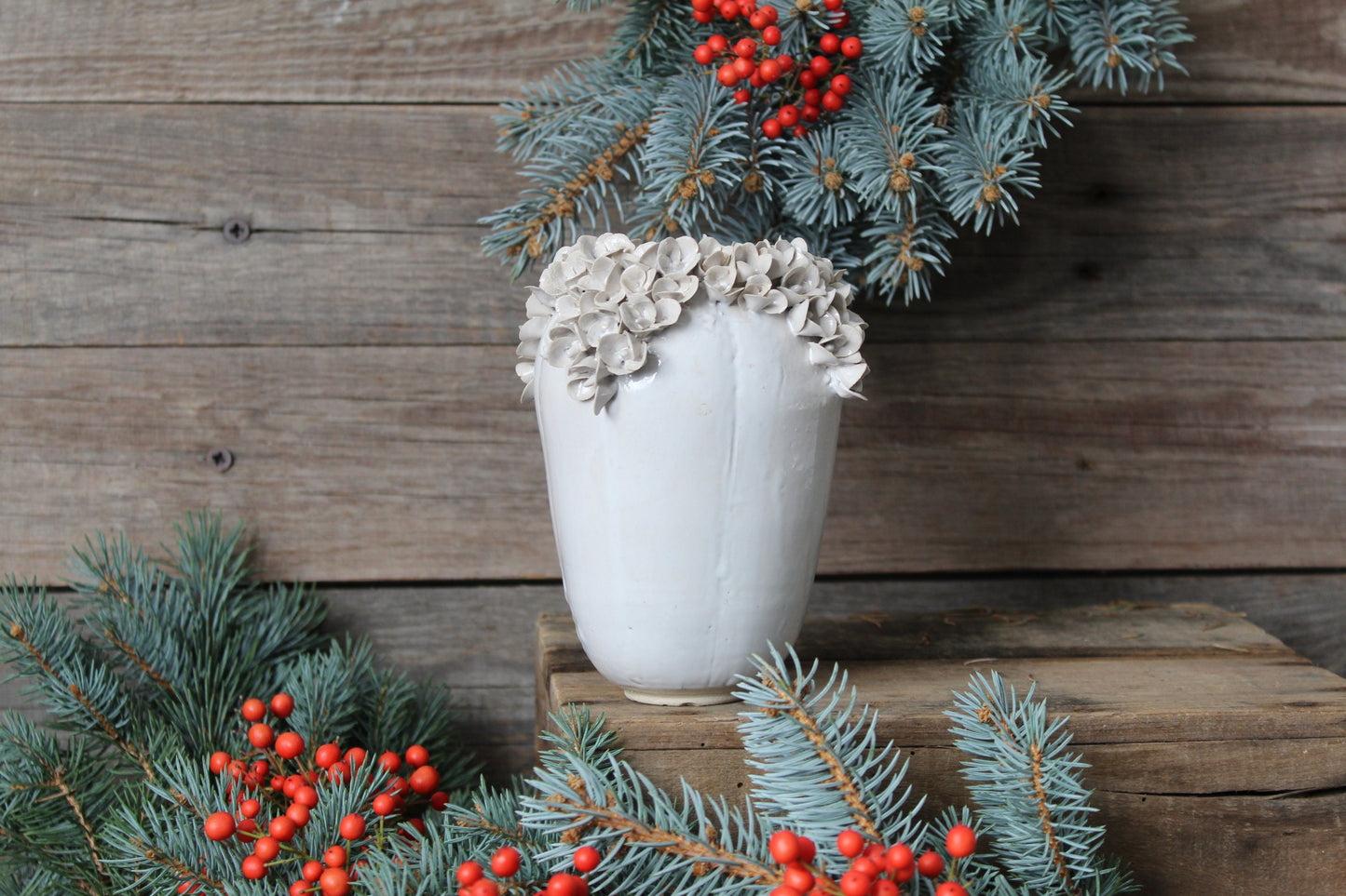 Romantico vaso in gres con fiori bianchi di ortensia - gres -
