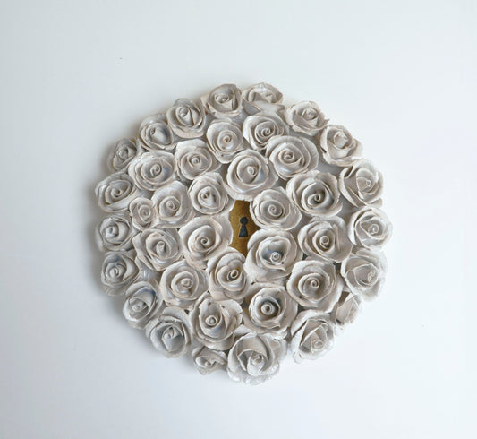 Giardini segreti n 1 - Placca da appendere in gres con rose bianche