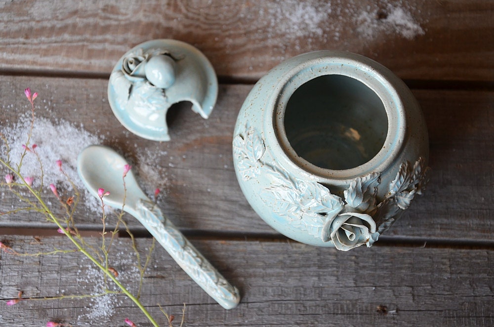 Zuccheriera e cucchiaino "Alice nel paese delle meraviglie" in gres azzurro granito con rose e foglie
