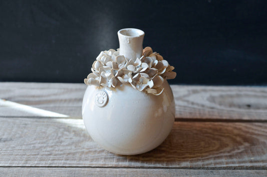 Romantico vaso a bottiglia in gres con fiorellini di ortensia -   gres -