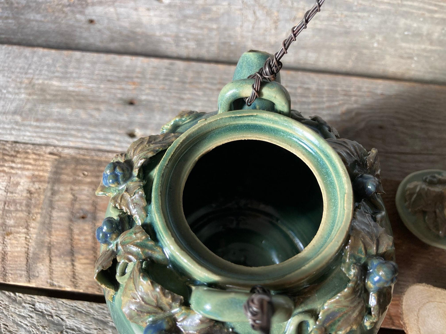 Teiera "La lumaca sulla teiera"  (manico in ferro) - IN PRODUZIONE -  in gres  smaltato di verde.