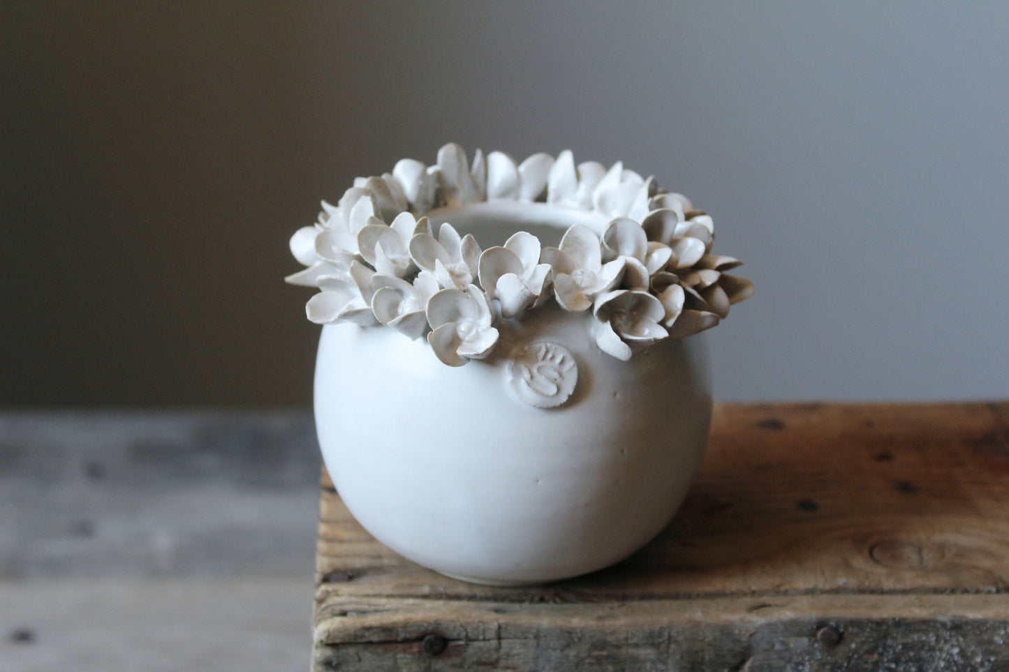 Piccolo Vaso sferico bianco in gres con fiori di  ortensia  - SU ORDINAZIONE