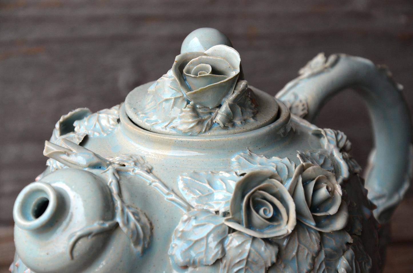 Teiera "Alice nel Paese delle Meraviglie" con puntini - IN PRODUZIONE -  in gres  smaltato di azzurro granito con tralci di rose