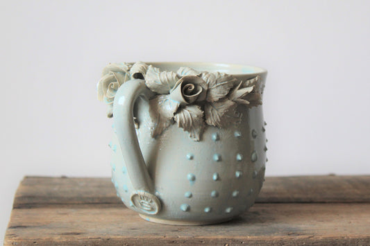 Alice  - Tazza bassa in gres azzurra con rose e dot azzurri
