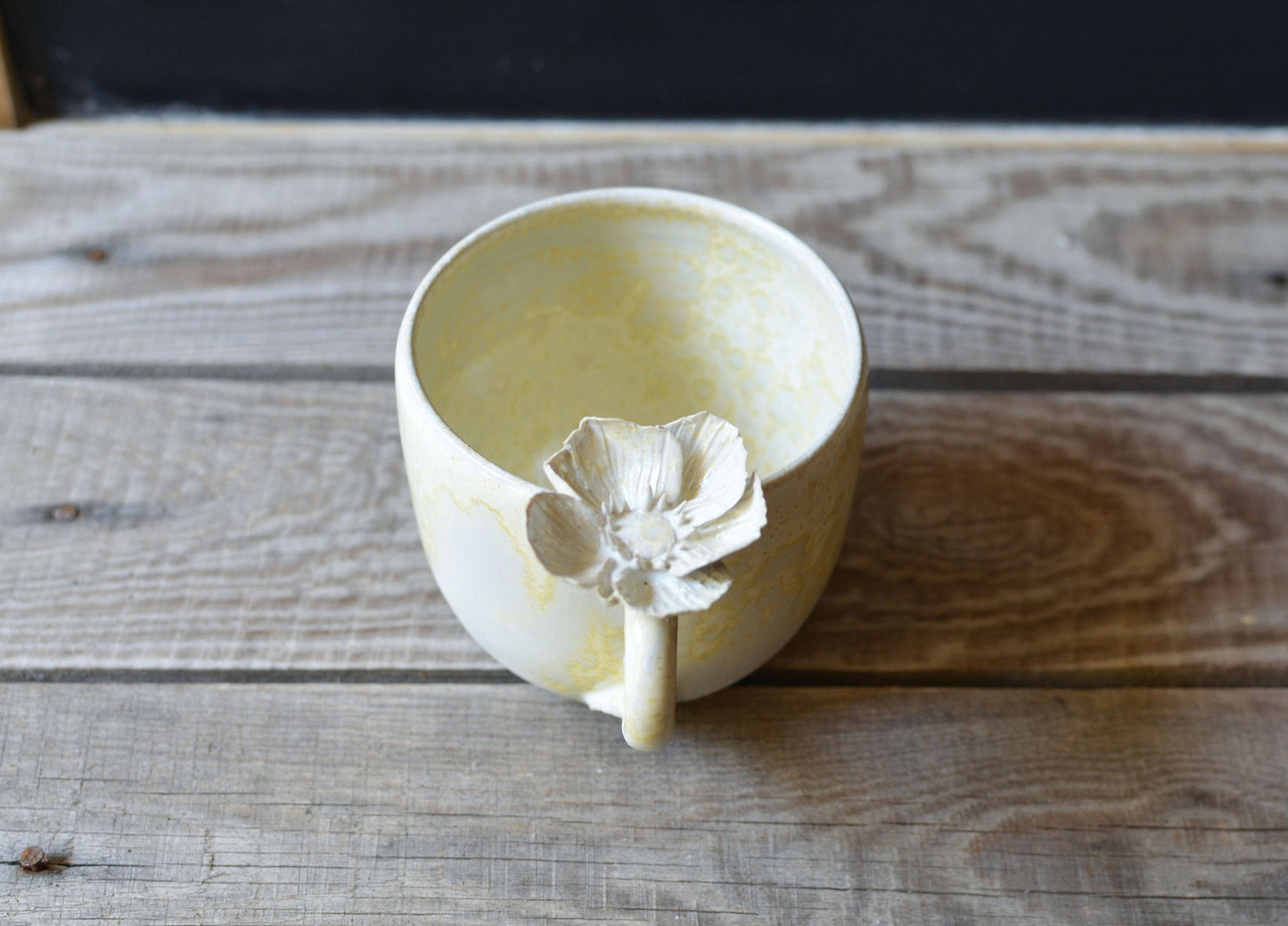Tazza in gres color avorio granito con fiore di anemone - SU ORDINAZIONE