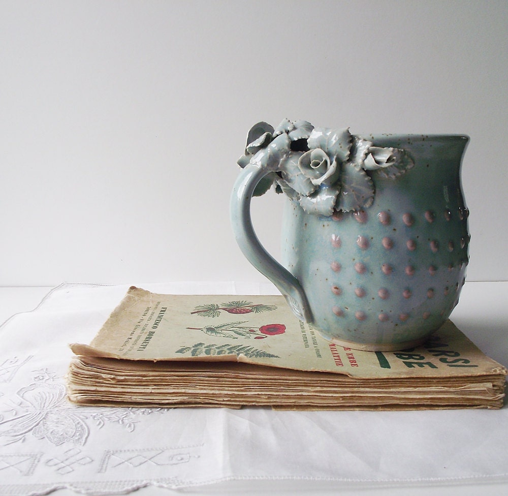 Alice Tazza in gres azzurra con rose - IN PRODUZIONE -  e puntini rosa a rilievo - gres - design 1