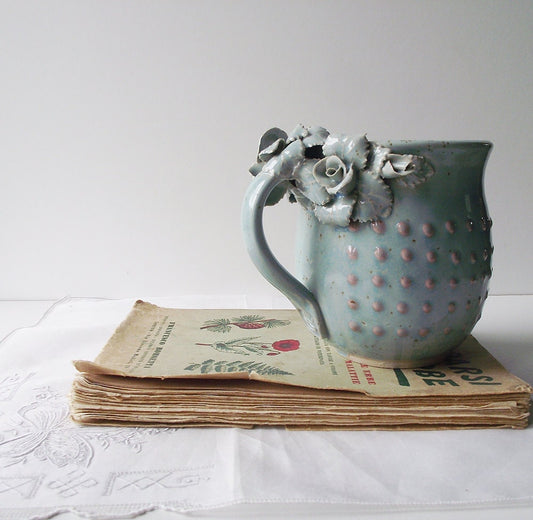 Alice  -Tazza in gres azzurra con rose e puntini rosa a rilievo - design 1
