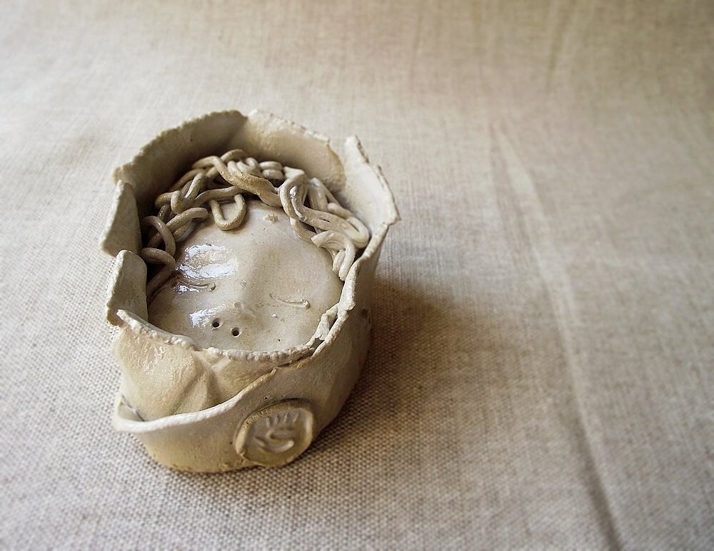 Bimbo addormentato in gres - Decorazione per parete- Gres