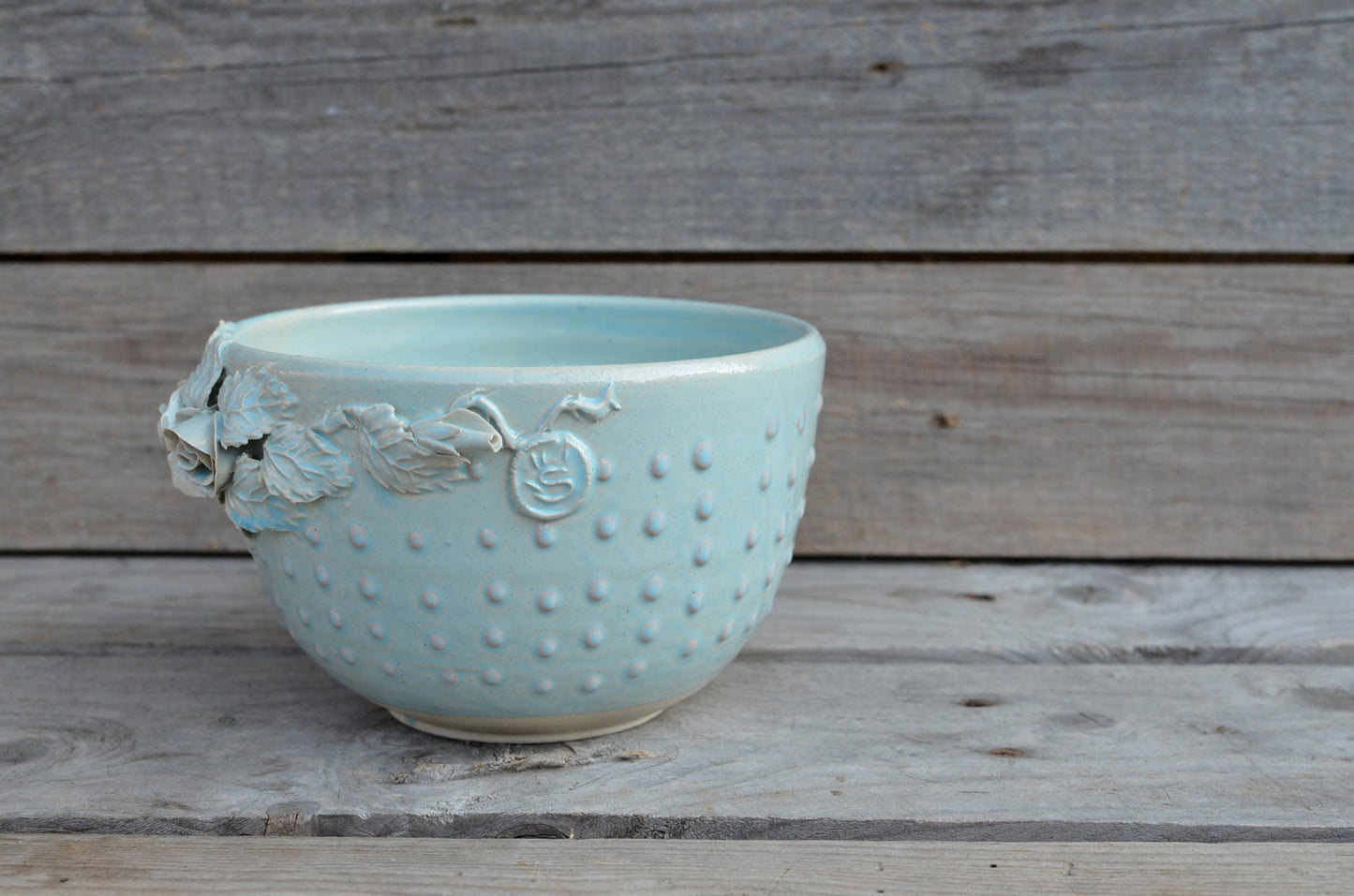 Ciotola azzurra con rose e  puntini rosa- gres -