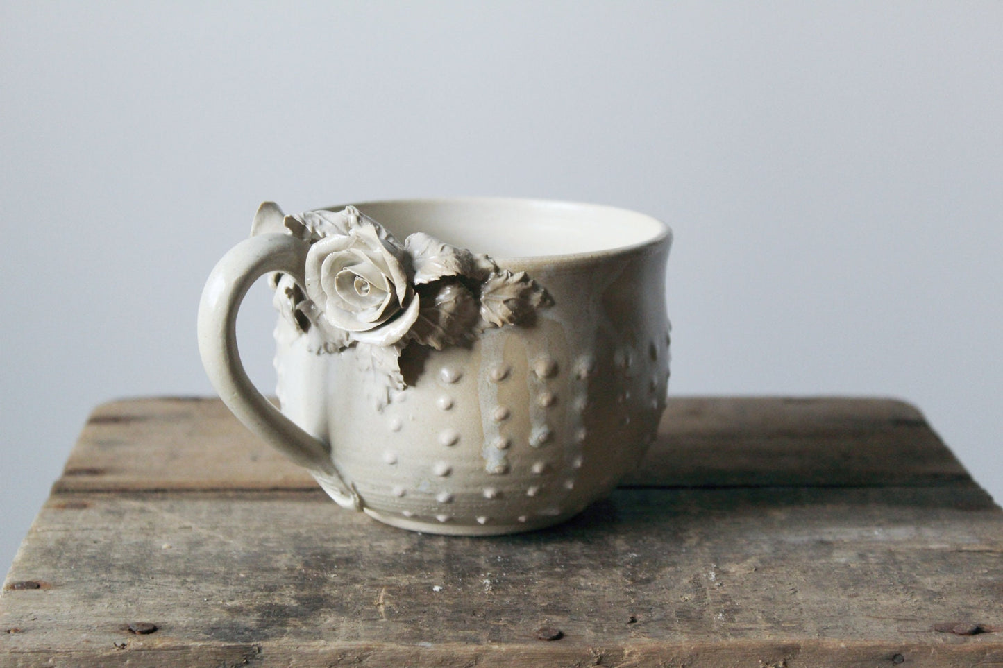Tazza in gres avorio con rose e puntini rosa a rilievo  -    gres