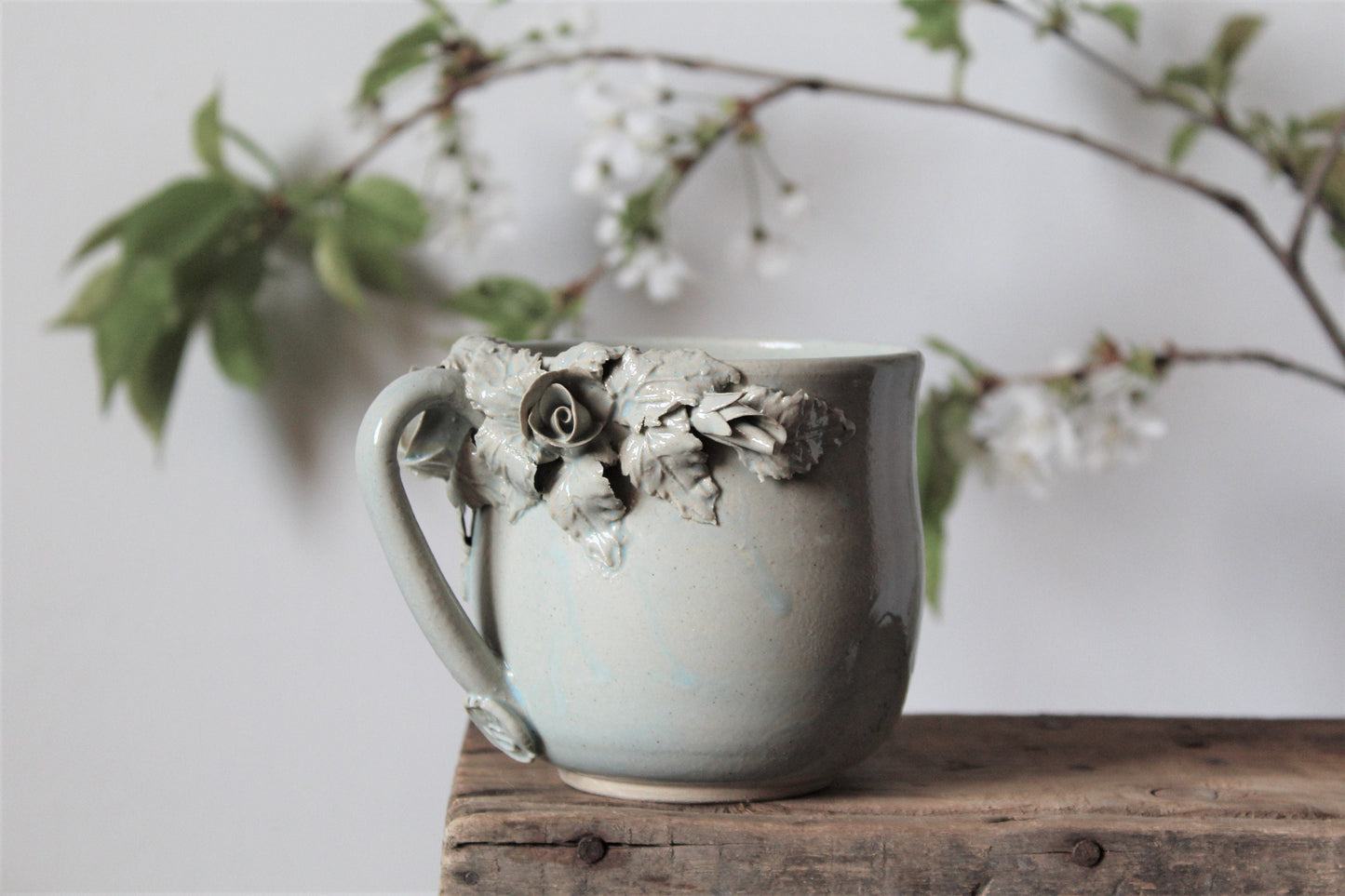 Alice Tazza in gres azzurra con rose   -  design 1