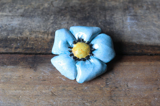 Spilla con fiore azzurra in gres